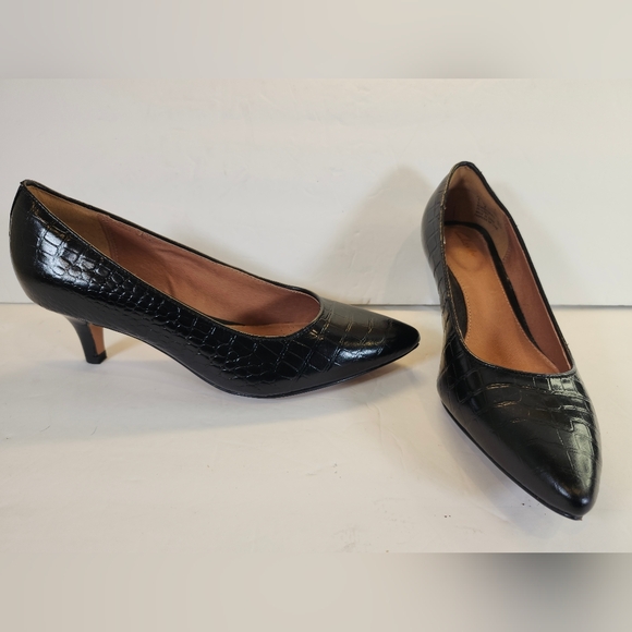 Clarks Artisan Black Croc-Embossed Leather Kitten Heel Pumps Shoes S 5.5M NWOB - Picture 1 of 9